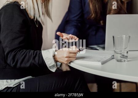 Mittlere Frauengruppe während eines Geschäftstreffens Stockfoto