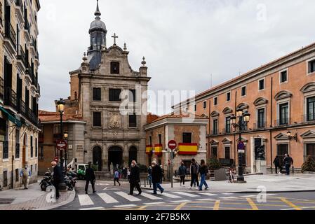 Madrid, Spanien - 2. April 2021: Menschen überqueren während der Osterwoche die Mayor Street vor der spanischen Militärkathedrale oder der Kirche von Sacramento Stockfoto