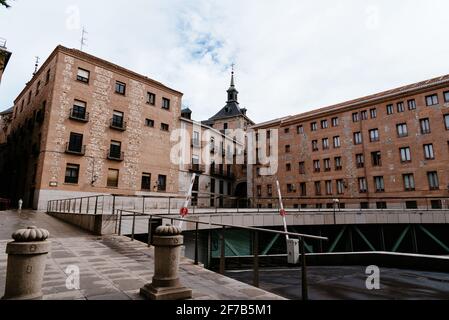 Madrid, Spanien - 2. April 2021: Ehemaliges Rathaus von Madrid und städtische U-Bahn-Parkplätze von der Sacramento Straße. Leeres Quadrat während der Pandemie von Covid- Stockfoto