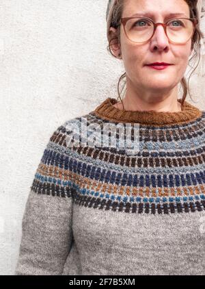 Frau in Strickpullover Stockfoto