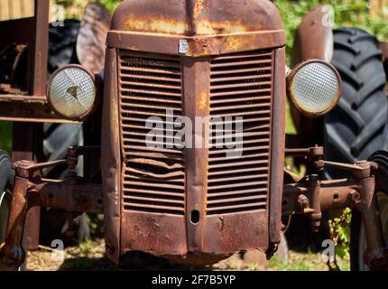 Alte verlassene Ausrüstung der Traktorenfarm wurde Rust auf dem Feld überlassen Stockfoto