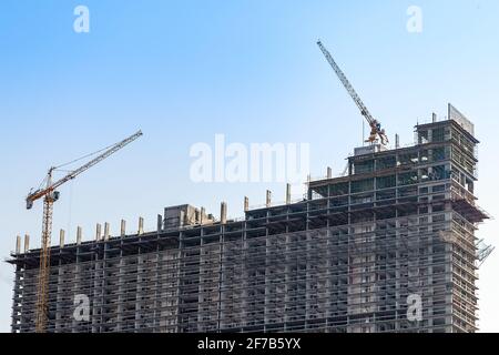 Mega Baustelle von Immobilien mit Turmdrehkranen. Neue Wolkenkratzer Wohnung. Batumi, Georgia. Stockfoto