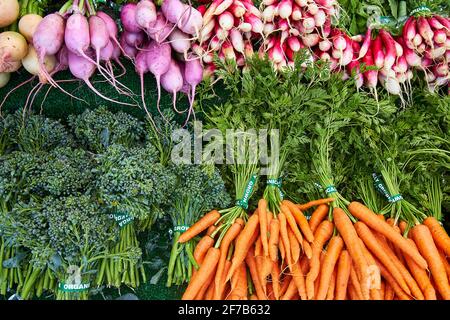 Bunte Wurzelgemüse Produkte auf dem Bauernmarkt ausgestellt Stockfoto