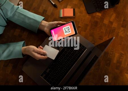 Die Hände der Frau halten Handy und Kreditkarte Stockfoto