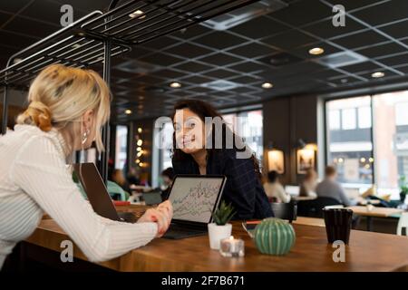 Weibliche Mitarbeiter arbeiten im Café zusammen Stockfoto