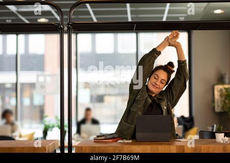 Frau im Café mit digitalem Tablet Stockfoto