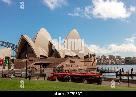 Sydney Harbour mit Blick auf das Opernhaus und den Choo Choo Express, Sydneys RBG-Wanderzug. Australien. Stockfoto