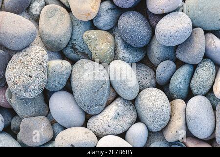 Kiesel am Meer Strand Textur. Grauer Steinhintergrund. Batumi, Georgia Stockfoto