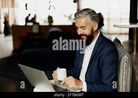 Geschäftsmann mit Laptop im café Stockfoto