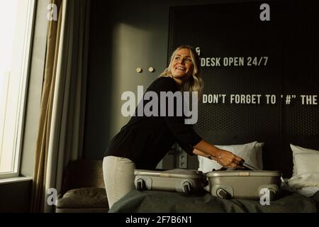 Frau im Hotelzimmer Stockfoto