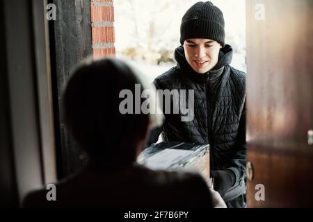 Kurier liefert Pakete Stockfoto