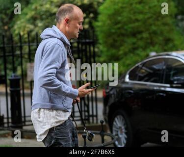 Dominic Cummings, Chefberater und politischer Stratege des Premierministers, verlässt die Downing Street in legerer Kleidung, London, Großbritannien Stockfoto