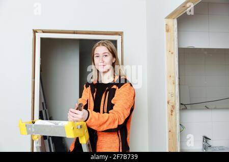Junge Frau, die das Haus renoviert Stockfoto