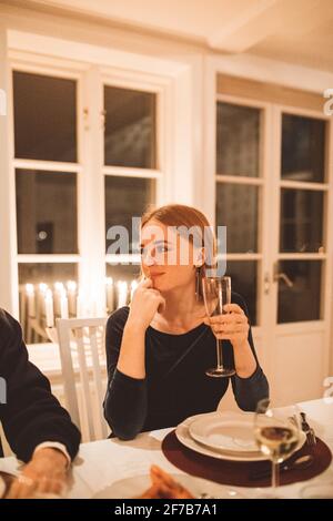 Lächelnde Frau, die am Tisch sitzen Stockfoto