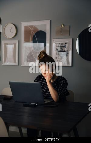 Frau auf laptop Stockfoto