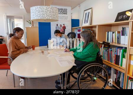 Behinderte Frau, die im Büro arbeitet Stockfoto