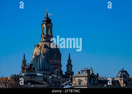 Die auf der anderen Elbe gelegenen Dombereiche der Akademie der Künste und der Frauenkirche. Stockfoto