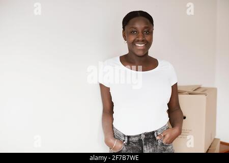 Lächelnde Frau, Blick in die Kamera Stockfoto