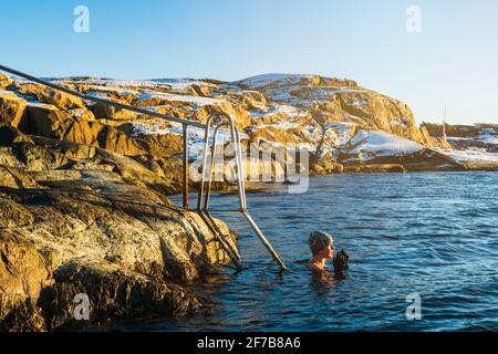 Frau im Winter im Meer Stockfoto