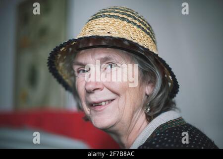 Porträt von senior Frau mit Strohhut Stockfoto