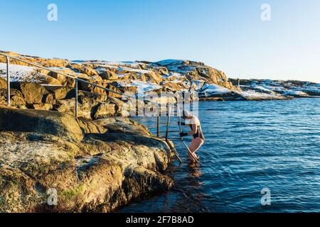 Frau im Winter im Meer Stockfoto