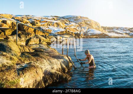 Frau im Winter im Meer Stockfoto