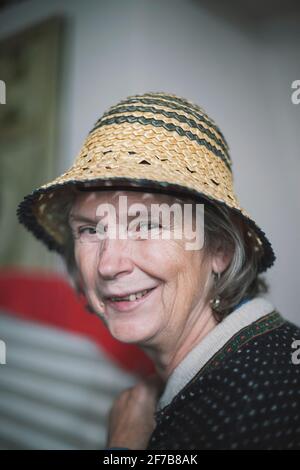Porträt von senior Frau mit Strohhut Stockfoto