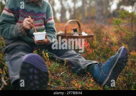 Wanderer, der draußen isst Stockfoto