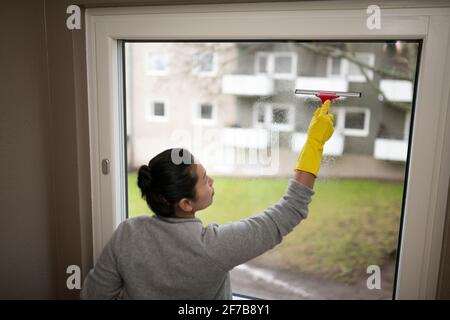 Frau Reinigung Fenster Stockfoto