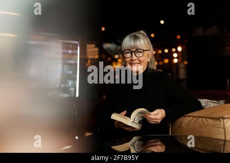 Reife Frau in café Stockfoto