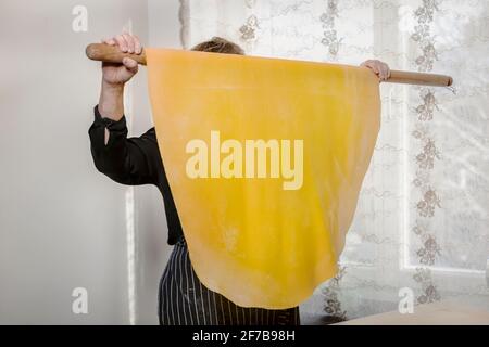 Frau mit Nudelteig Stockfoto