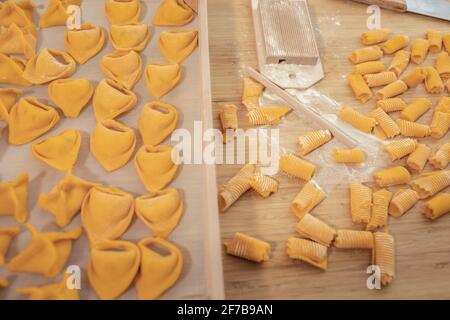 Hausgemachte Ravioli und Gnocchi auf Holzoberfläche Stockfoto