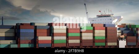 Teil eines großen Containerschiffes bei sonnigem Wetter Stockfoto