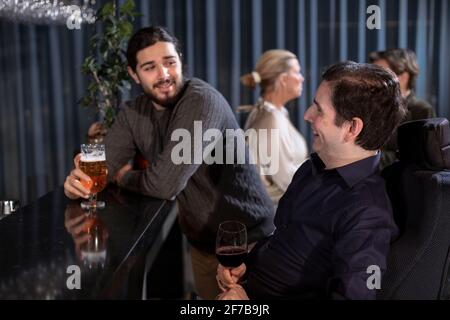 Männliche Freunde trinken in der Bar Stockfoto