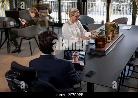 Geschäftsmann mit Laptop im café Stockfoto