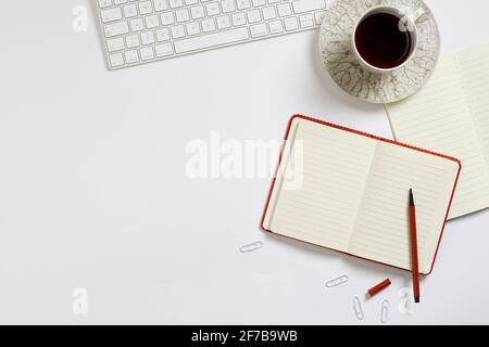 Kaffee und Notizblock auf dem Schreibtisch Stockfoto