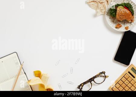 Verschiedene Artikel auf dem Schreibtisch Stockfoto