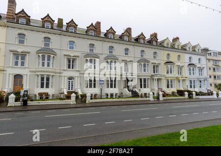 Llandudno, Großbritannien: 18. März 2021: Hotels an der Promenade, die hier an einem grauen, kalten Tag während der Coronavirus-Sperre zu sehen sind. Stockfoto