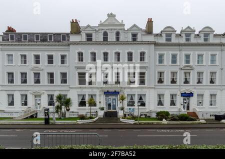 Llandudno, Großbritannien: 18. März 2021: Das Somerset Hotel liegt an der Promenade. Hier gesehen vorübergehend geschlossen während der Coronavirus-Sperre. Stockfoto