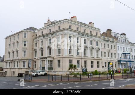 Llandudno, Großbritannien: 18. März 2021: Das Queens Hotel liegt an der Promenade, die derzeit geschlossen ist. Stockfoto