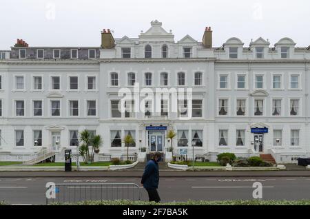 Llandudno, Großbritannien: 18. März 2021: Das Somerset Hotel liegt an der Promenade. Hier gesehen vorübergehend geschlossen während der Coronavirus-Sperre. Stockfoto