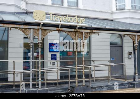 Llandudno, Großbritannien: 18. März 2021: Das Travelodge Hotel befindet sich in der Gloddaeth Street. Stockfoto