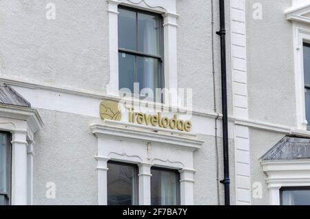 Llandudno, Großbritannien: 18. März 2021: Das Travelodge Hotel befindet sich in der Gloddaeth Street. Stockfoto