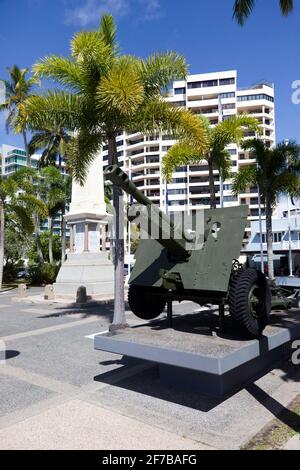 Cairns war Memorial, flankiert von einem Feldgewehr aus dem Jahr 1940, das auf einer erhöhten Betonplatte an der Esplanade, Cairns, Region Cairns, Queensland, Australien, aufgestellt wurde. Stockfoto