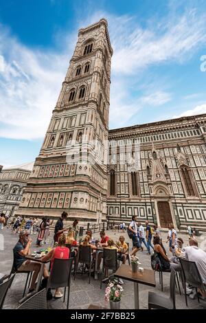 Kathedrale Santa Maria del Fiore in Florenz, im Stil der Gotik und Renaissance, und der Glockenturm von Giotto di Bondone (Campanile). Toskana, Italien, Europa. Stockfoto
