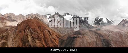 Luftpanoramabsicht des Bergtals im Tien Shan Gebirge in Almaty Kasachstan. Mit Drohne aufgenommen. Stockfoto