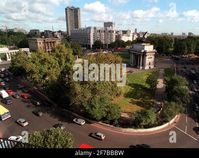 Wellington Arch am Hyde Park Corner Oktober 1999Wellington Arch ein Denkmal der Klasse I, soll von English Heritage restauriert werden auf dem Bogen befindet sich die Statue Peace Descending auf der Quadriga of war und das Bild zeigt den Bogen in der Mitte des Hyde Park Corner Stockfoto