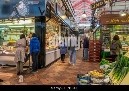 Stände in der Oxford-Markthalle. Stockfoto