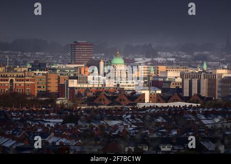 Blick über das Stadtzentrum von Belfast aus dem Südosten Stockfoto