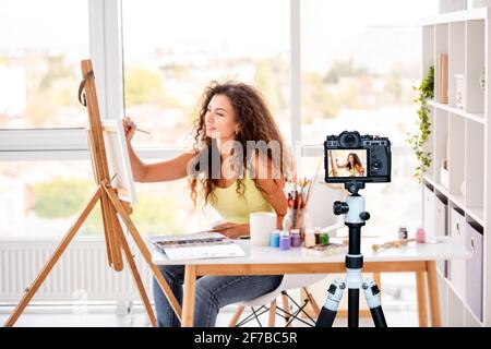 Mädchen Malerin macht neues Bild Stockfoto